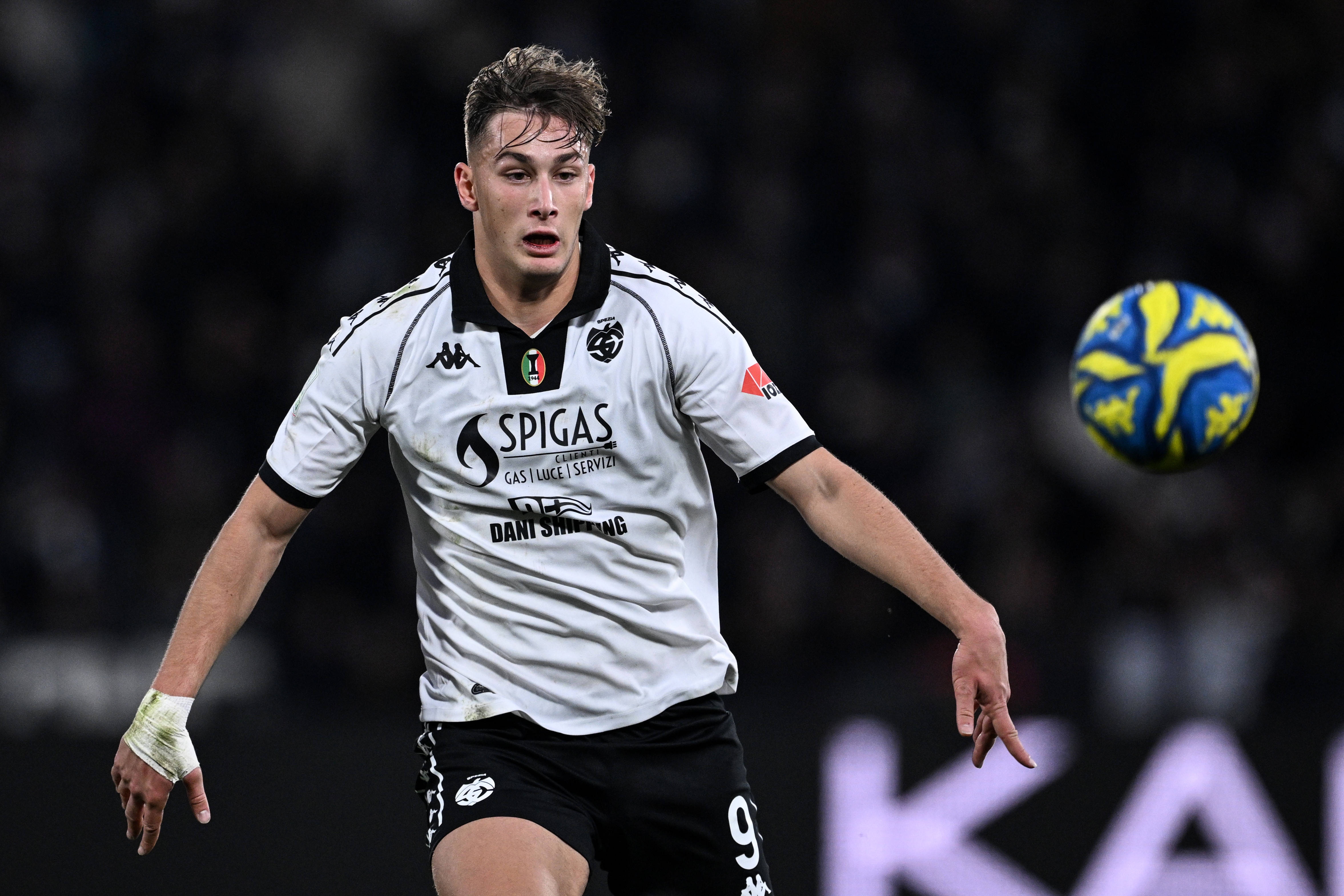 记者：那不勒斯有意F-埃斯波西托，准备报价2500万-3000万欧