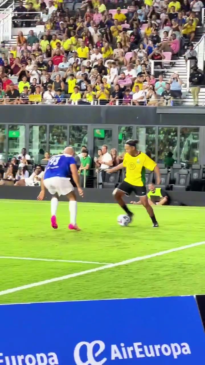 还是那个足球精灵🪄45岁小罗对位梅西保镖 狂秀牛尾巴+各种花式